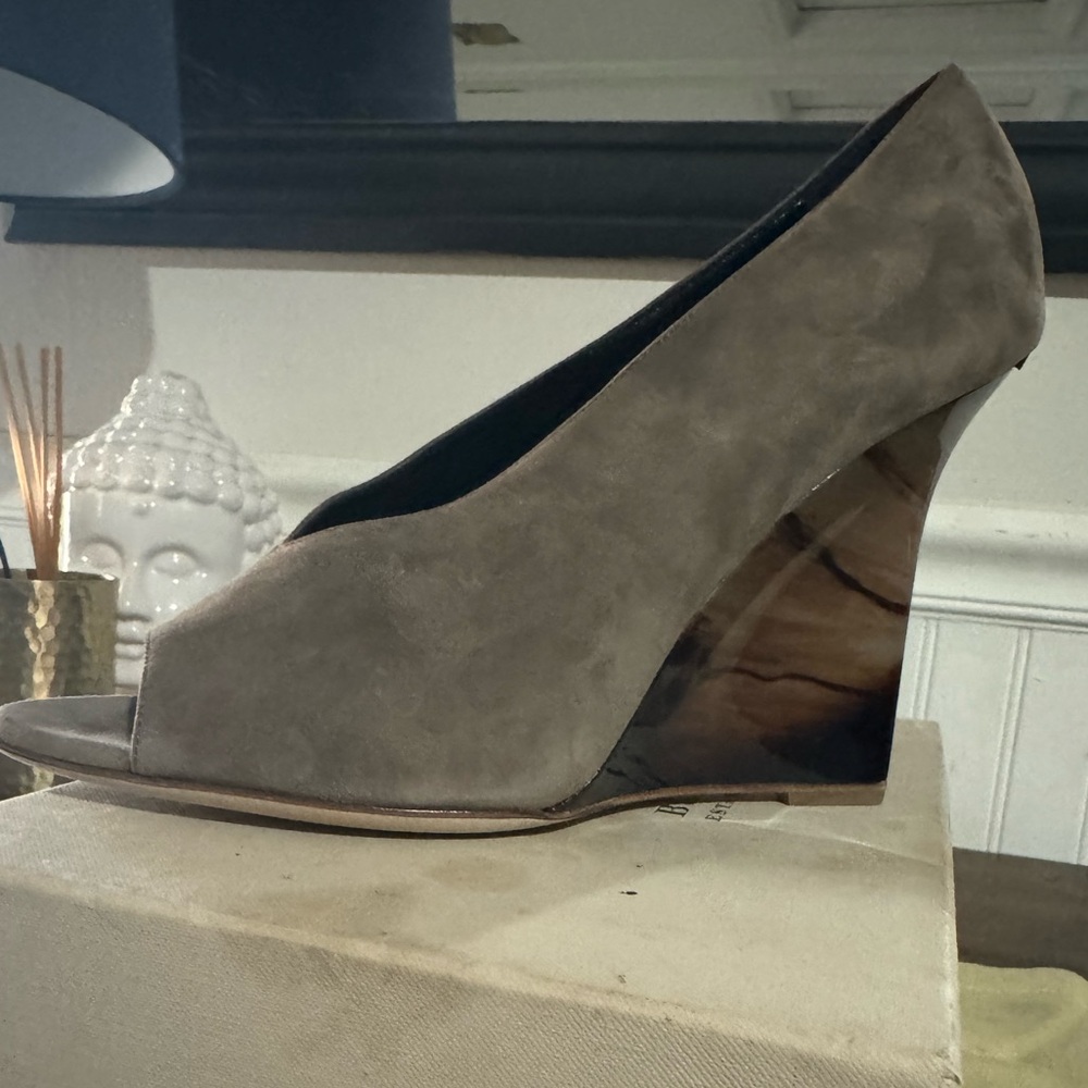 LONDON CANVAS HORN REYARD 100
WEDGE PUMP C. FIT, BROWN SUEDE OPEN TOE